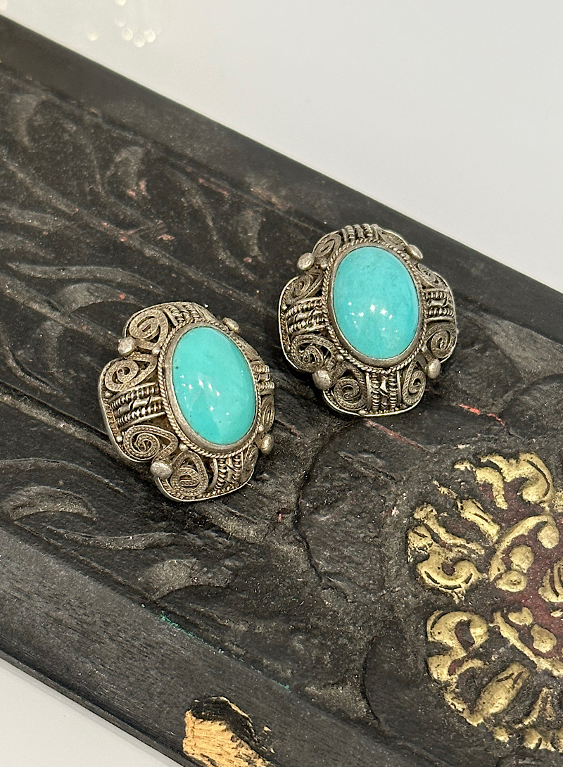 Turquoise vintage earring