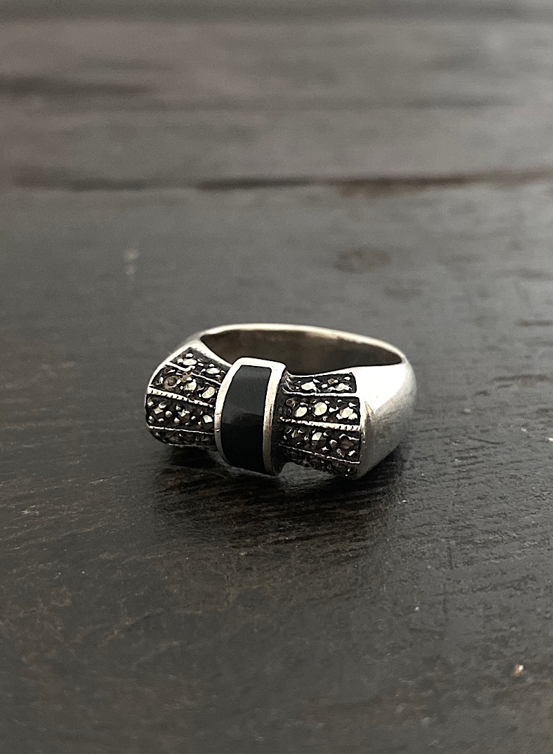 Ribbon onyx marcasite 925silver ring